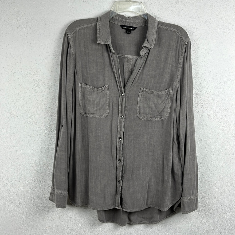 Rock & Republic long sleeve top with option to roll up sleeves.   F